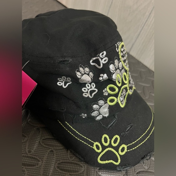 **NEW**Paw Print Hat - Picture 3 of 3